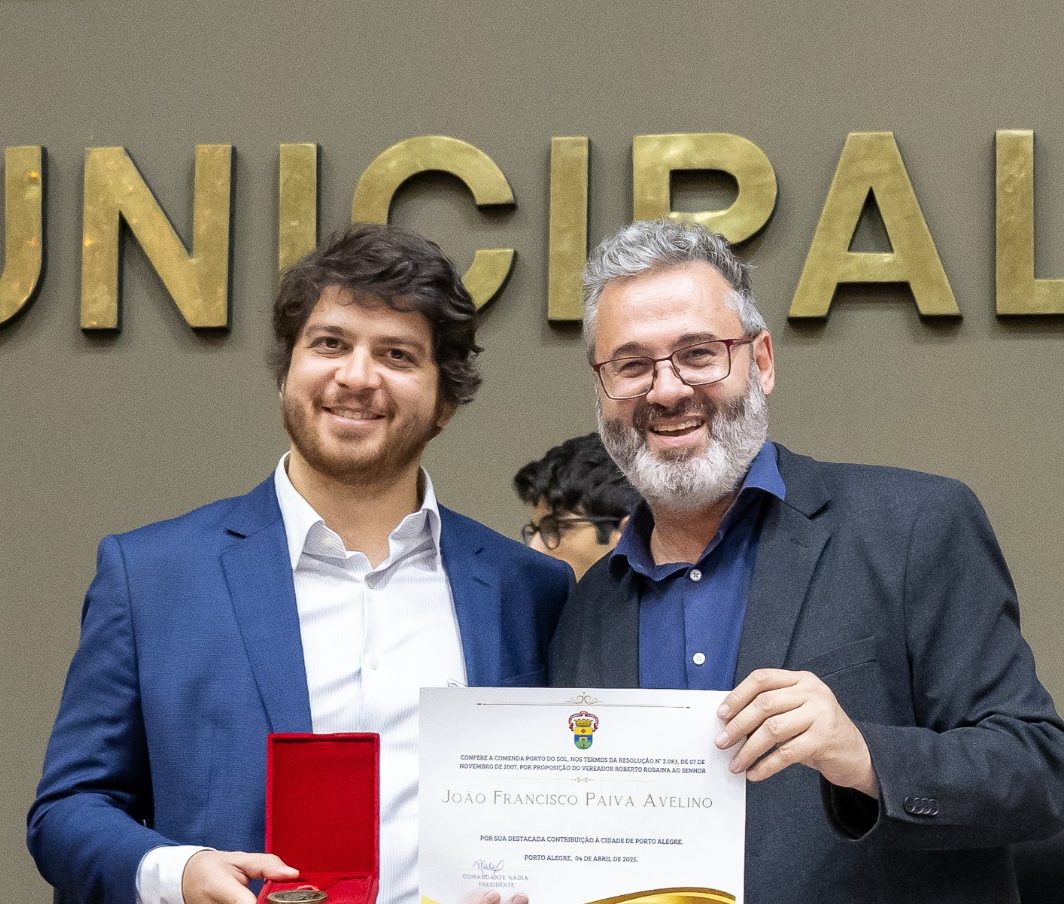 Neto de Rubens e Eunice Paiva recebeComenda Porto do Sol em Porto Alegre